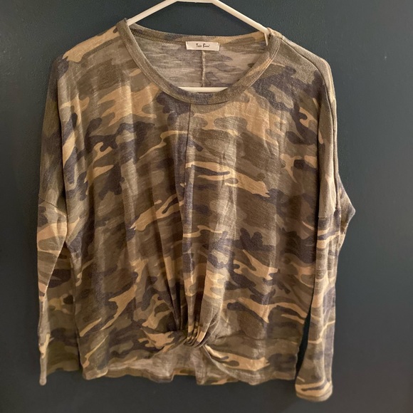 Long sleeve camo shirt fits like a large - Picture 1 of 2